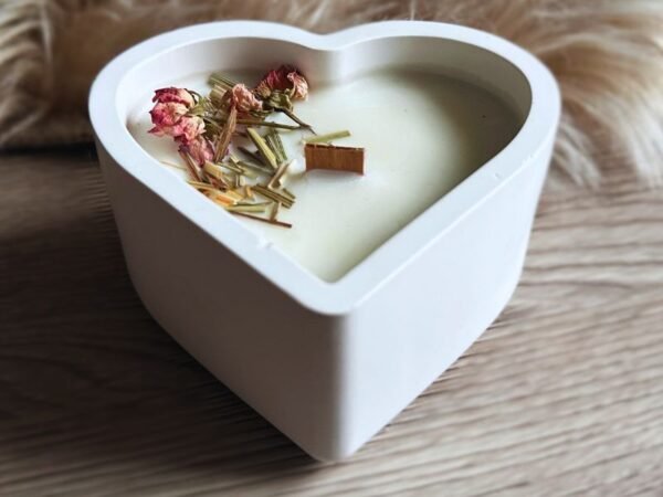 Sójová svíčka v betonu – Srdce Růže v trávě