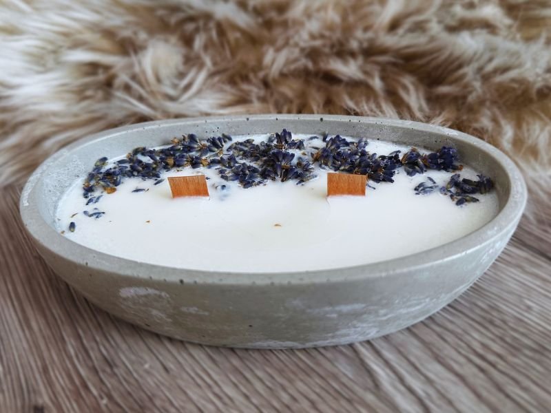 Sójová svíčka v betonu – Levandulová loď klidu