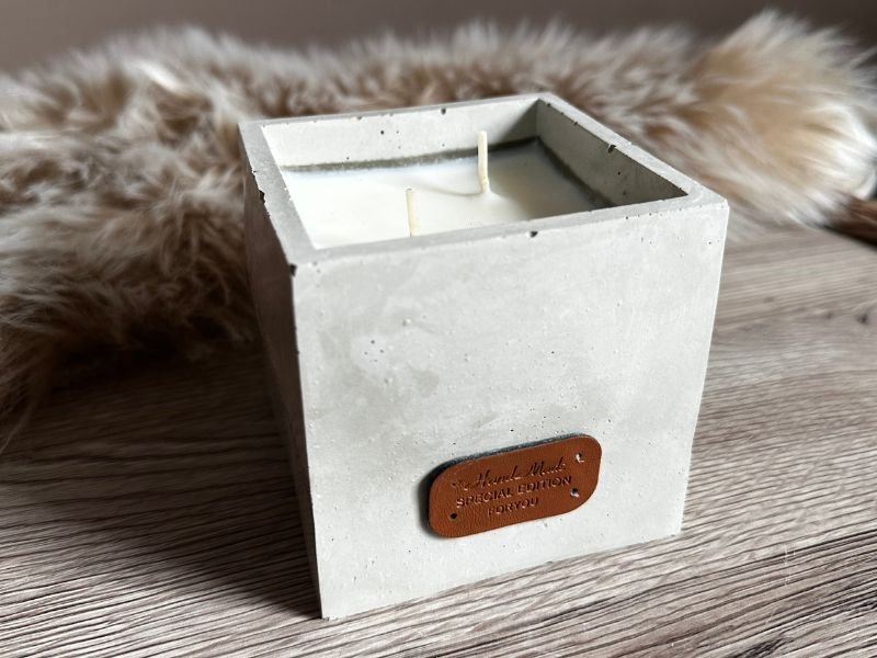 Sójová svíčka v betonu – Krychle bez zdobení