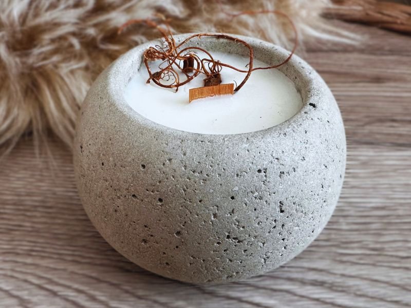 Sójová svíčka v betonu – Koule se zdobením