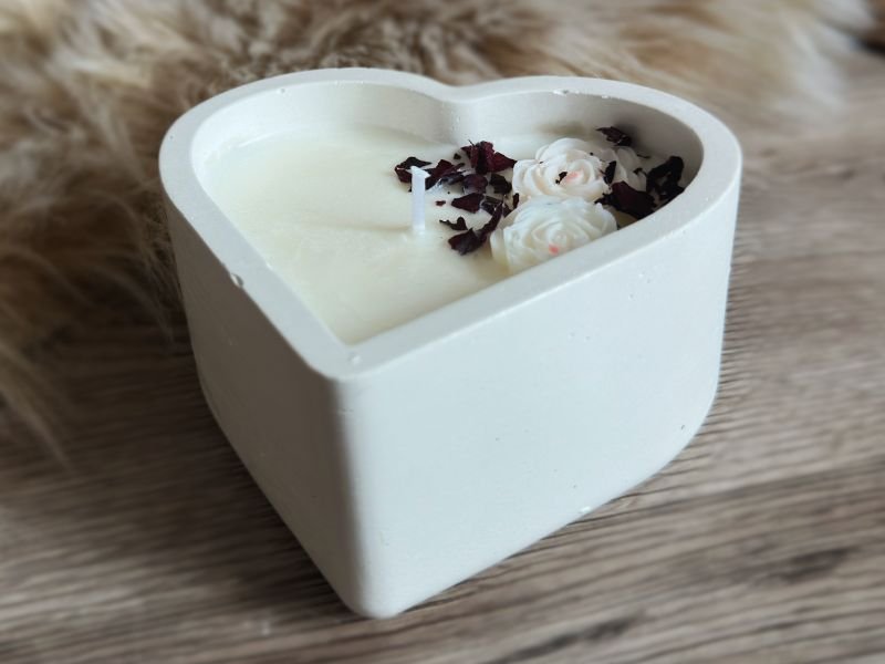 Sójová svíčka – Bílé srdce lásky s růží