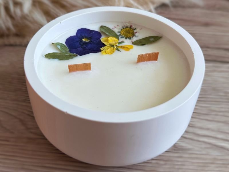 Sójová svíčka v betonu – Jarní harmonie