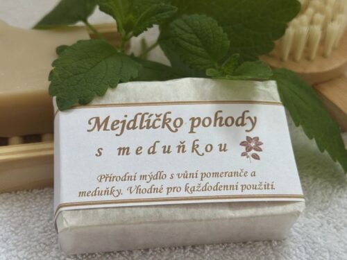 Jemné přírodní mýdlo s vůní pomeranče a meduňky.